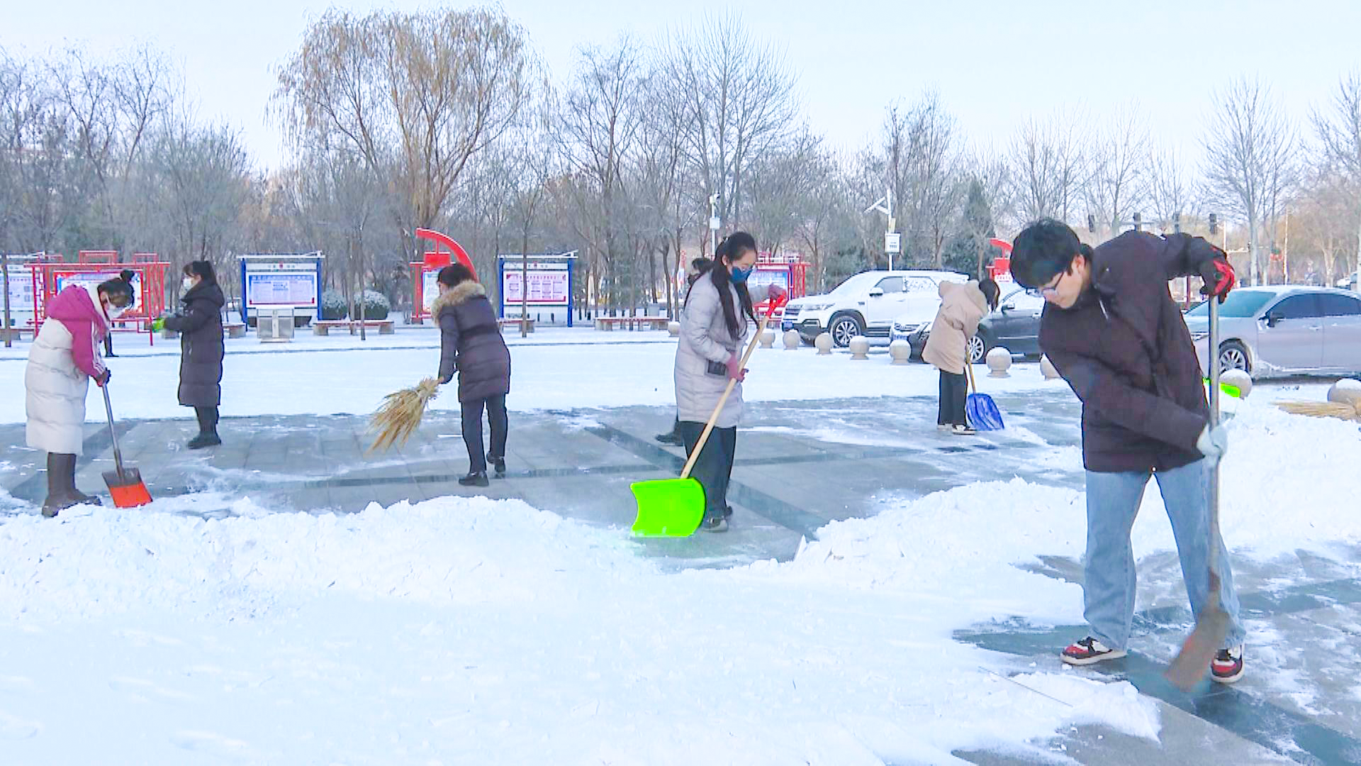 闻雪而动 中宁县干部群众齐上阵 除冰清雪保安全 (2)1.png