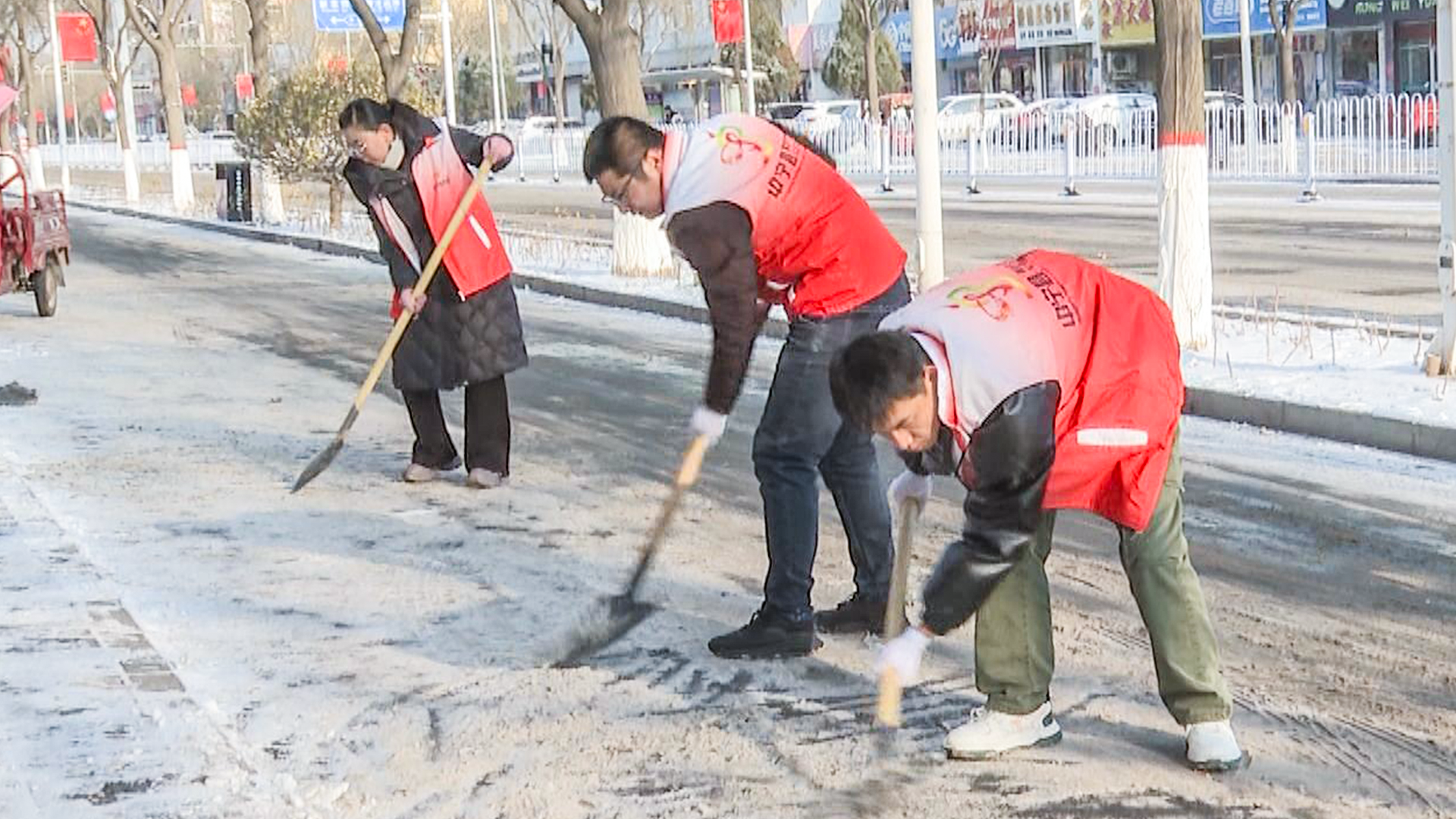 闻雪而动 中宁县干部群众齐上阵 除冰清雪保安全 (2)2.png