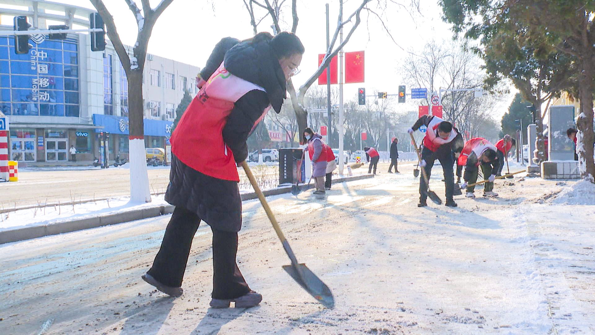 闻雪而动 中宁县干部群众齐上阵 除冰清雪保安全 (2)7.png